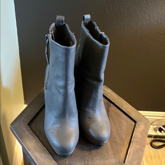 🛑 1 hour sale. Nine West, Size 7, Women's Gray Wedge Ankle Boots - Picture 6 of 9